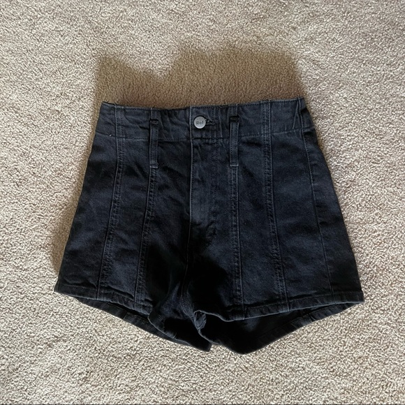 Reformation Eva shorts in black - Picture 2 of 9